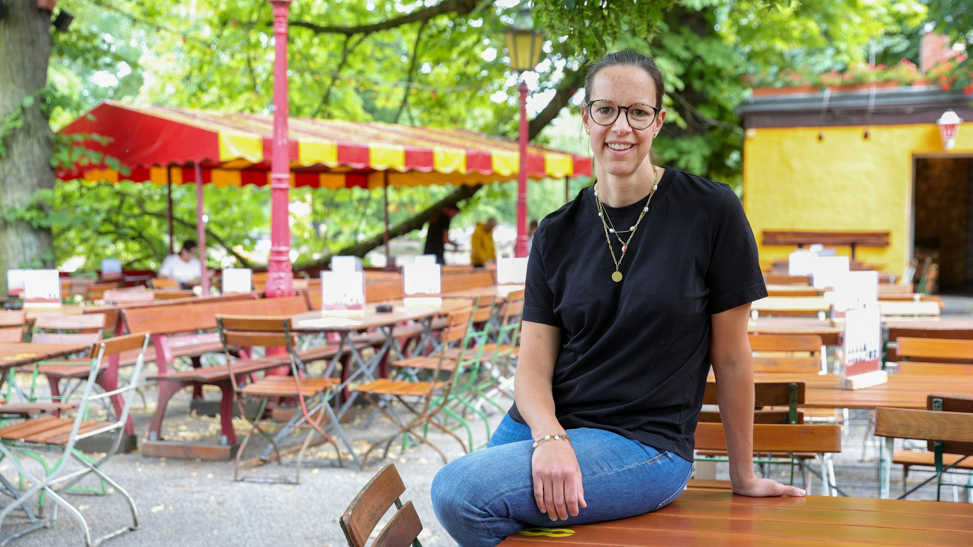 28.06.2023, Köln: Die Arbeiten am Kahnweiher im Volksgarten sind im vollen Gange.
Trotzdem hat Hellers Biergarten geöffnet.
Im Bild die Besitzerin des Biergartens Anna Heller.
Foto: Michael Bause