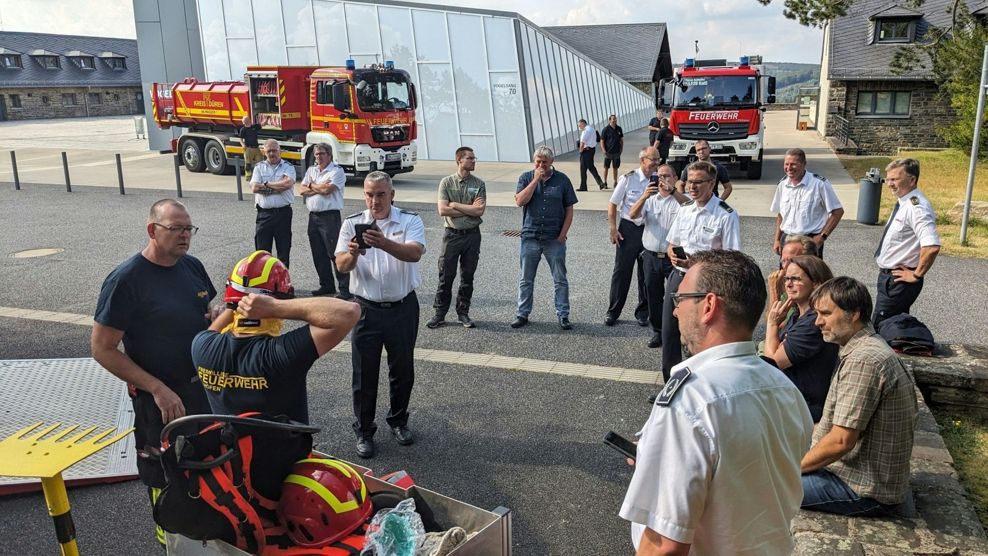 Feuerwehrleute führen am Nationalparkzentrum in Vogelsang ihre Ausrüstung vor.