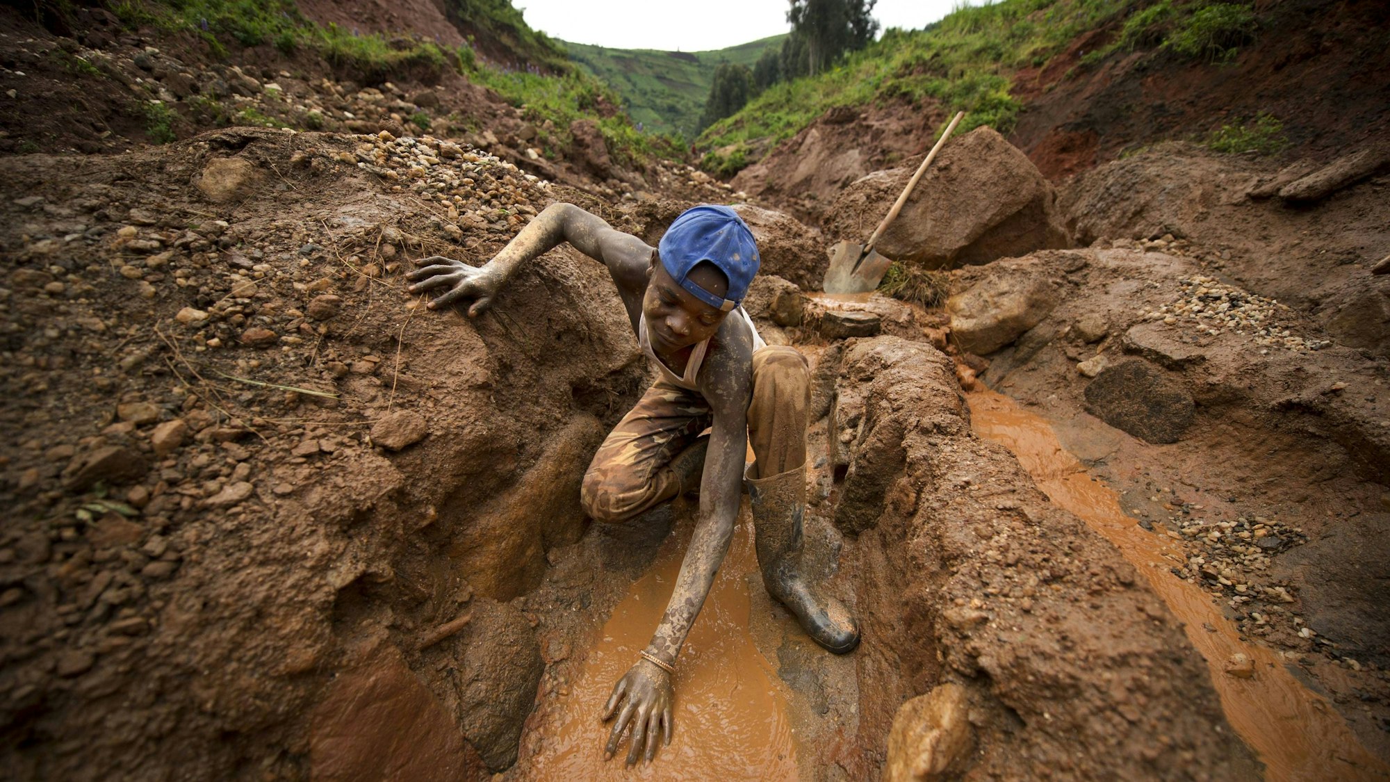 28. Juni 2011 - Nord-Kivu, Demokratische Republik Kongo - Bergleute arbeiten im Tal unterhalb der Mine von Senator Edouard Mwangachuchu im Gebiet Masisi in Nord-Kivu an der Gewinnung von Coltan.