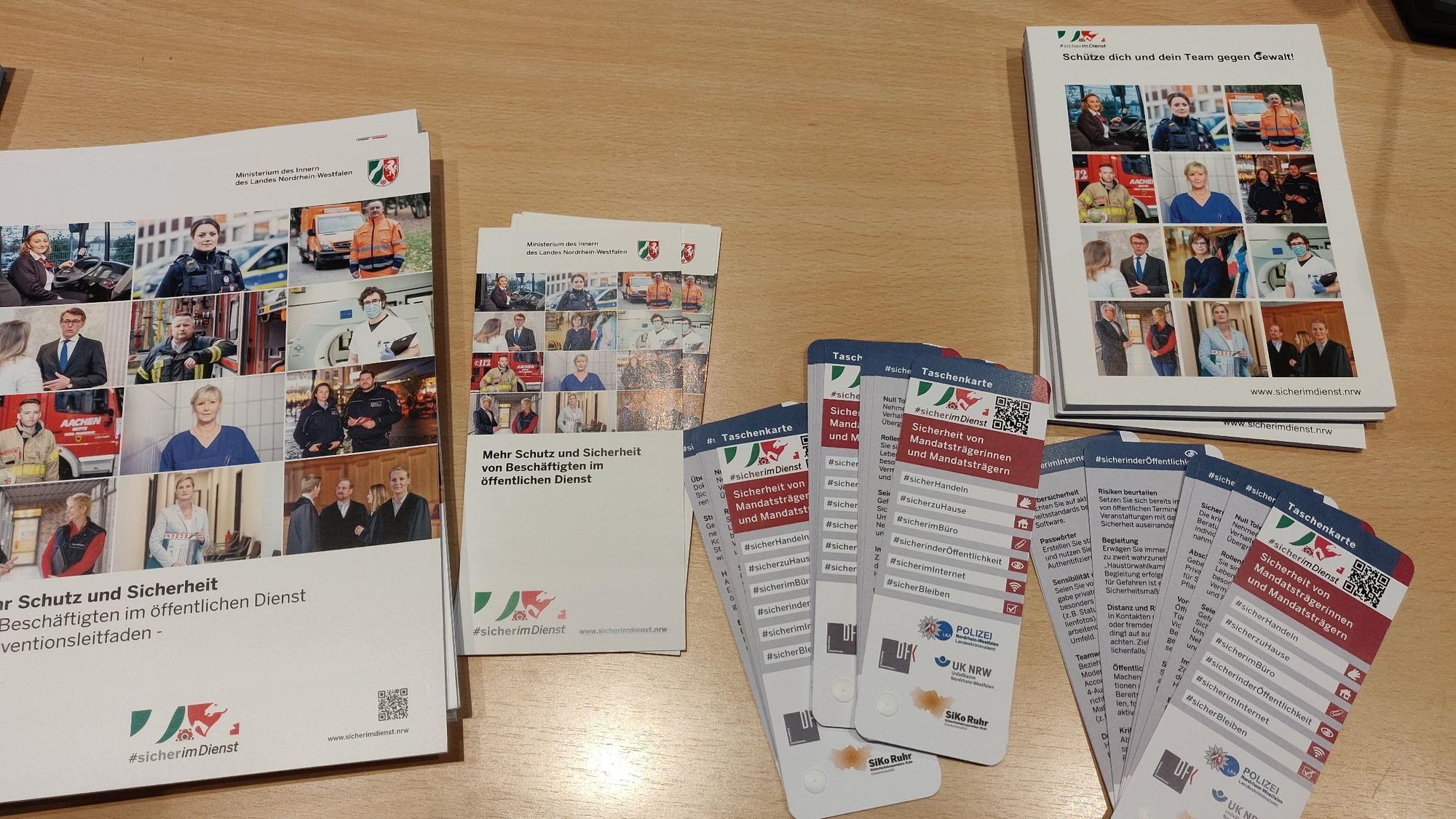 Die Materialien der Kampagne, die helfen sollen, die Rathaus-Belegschaft vor Übergriffen zu schützen.