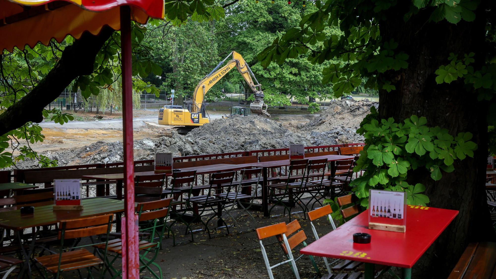 28.06.2023, Köln: Die Arbeiten am Kahnweiher im Volksgarten sind im vollen Gange.
Trotzdem hat Hellers Biergarten geöffnet.
Foto: Michael Bause