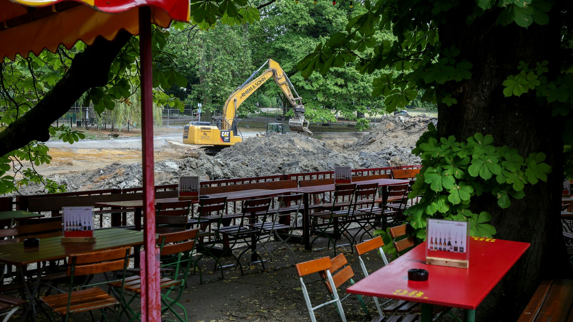 28.06.2023, Köln: Die Arbeiten am Kahnweiher im Volksgarten sind im vollen Gange.
Trotzdem hat Hellers Biergarten geöffnet.
Foto: Michael Bause
