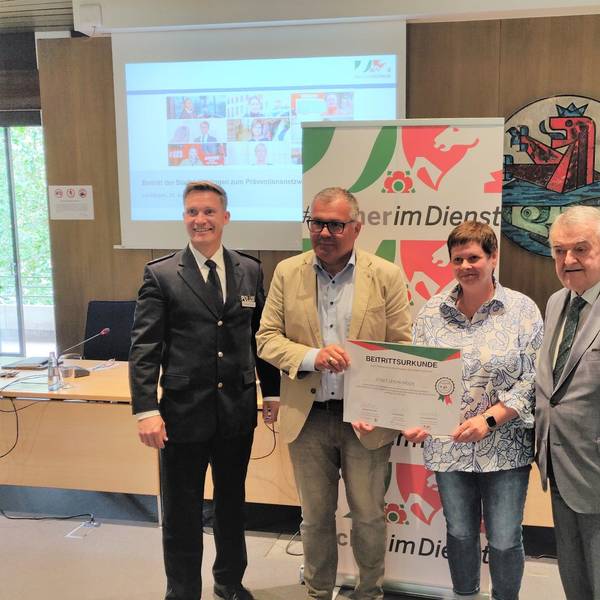 Beitritt der Stadt Leichlingen zum Netzwerk „#Sicher im Dienst“: Innenminister Herbert Reul (von rechts) mit der Personalratsvorsitzenden Susanne Winkelhoch, Bürgermeister Frank Steffes und Netzwerk-Koordinator Andre Niewöhner im Ratssaal.
