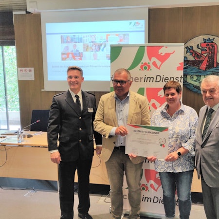 Beitritt der Stadt Leichlingen zum Netzwerk „#Sicher im Dienst“: Innenminister Herbert Reul (von rechts) mit der Personalratsvorsitzenden Susanne Winkelhoch, Bürgermeister Frank Steffes und Netzwerk-Koordinator Andre Niewöhner im Ratssaal.