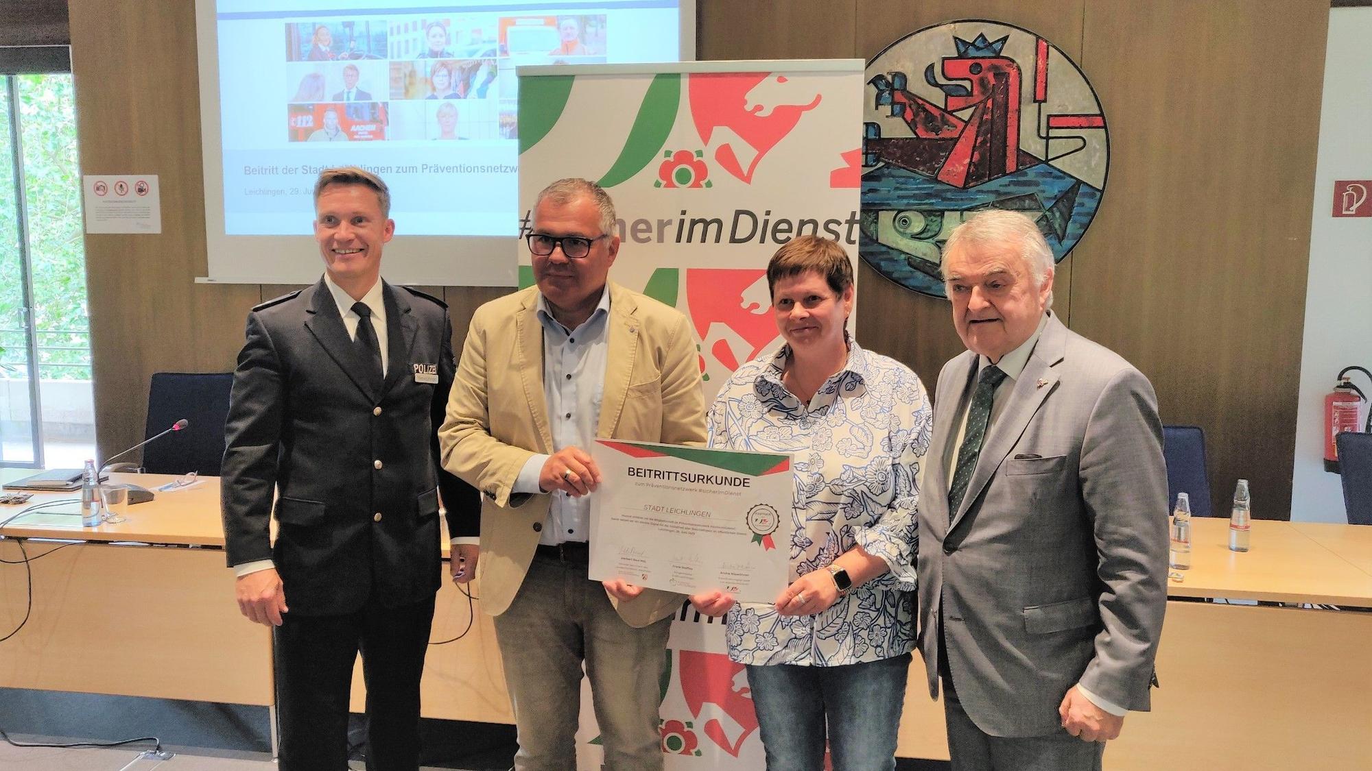 Beitritt der Stadt Leichlingen zum Netzwerk „#Sicher im Dienst“: Innenminister Herbert Reul (von rechts) mit der Personalratsvorsitzenden Susanne Winkelhoch, Bürgermeister Frank Steffes und Netzwerk-Koordinator Andre Niewöhner im Ratssaal.