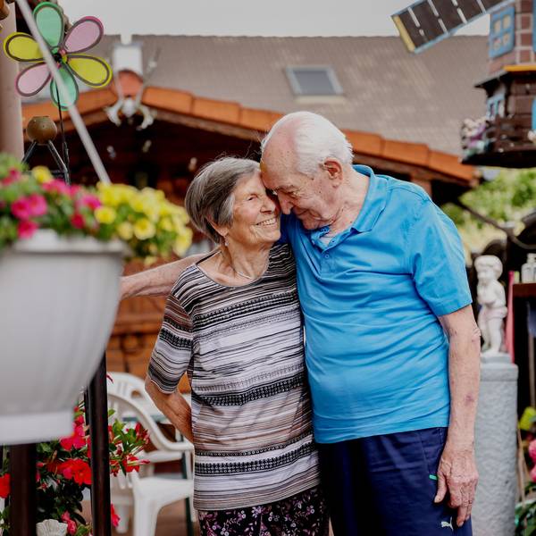 Katharina und Johann Wirotius stehen in ihrem Garten und schauen sich an.