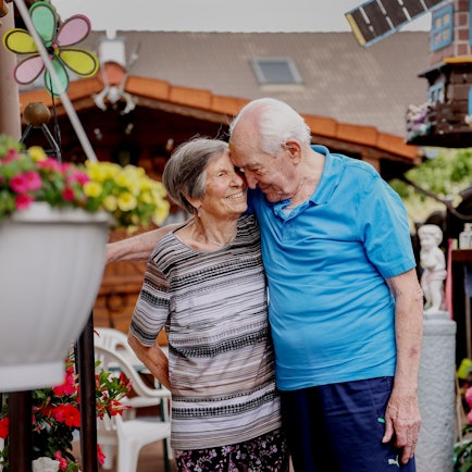 Katharina und Johann Wirotius stehen in ihrem Garten und schauen sich an.