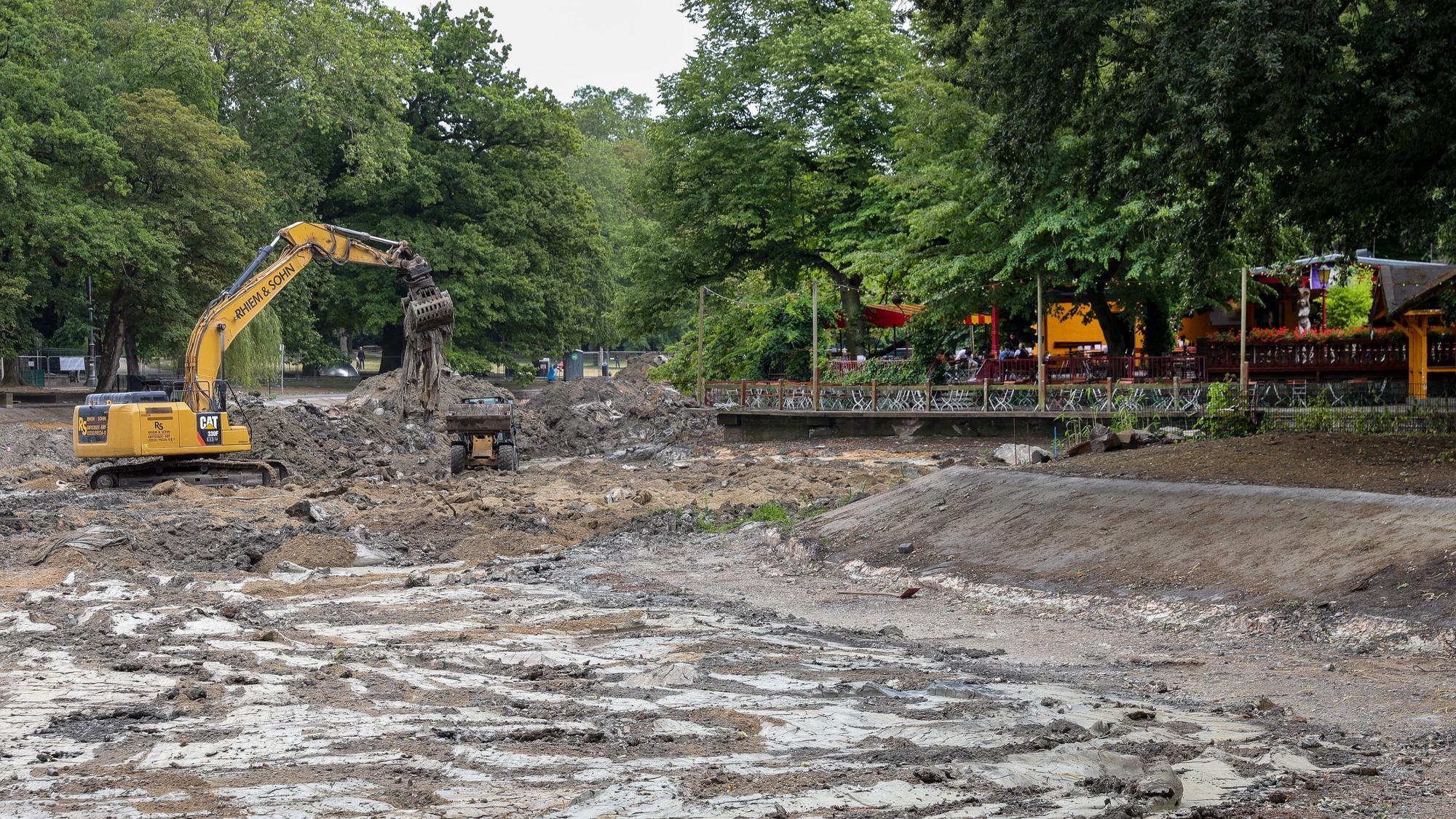 28.06.2023, Köln: Die Arbeiten am Kahnweiher im Volksgarten sind im vollen Gange.
Trotzdem hat Hellers Biergarten geöffnet.
Foto: Michael Bause