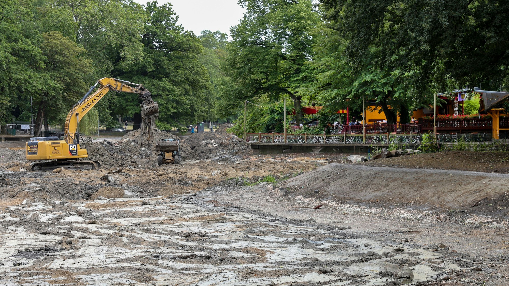 28.06.2023, Köln: Die Arbeiten am Kahnweiher im Volksgarten sind im vollen Gange.
Trotzdem hat Hellers Biergarten geöffnet.
Foto: Michael Bause