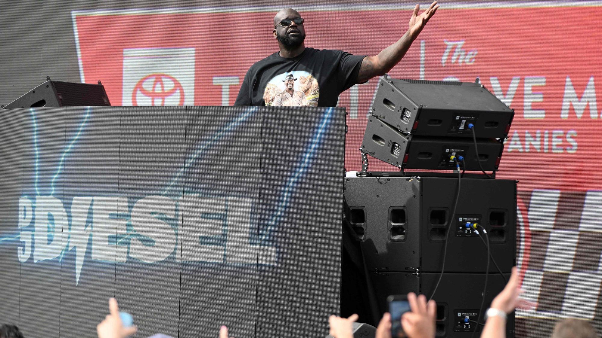 Shaquille O'Neal als DJ Diesel steht auf der Bühne beim Sonoma Raceway im Juni 2023.