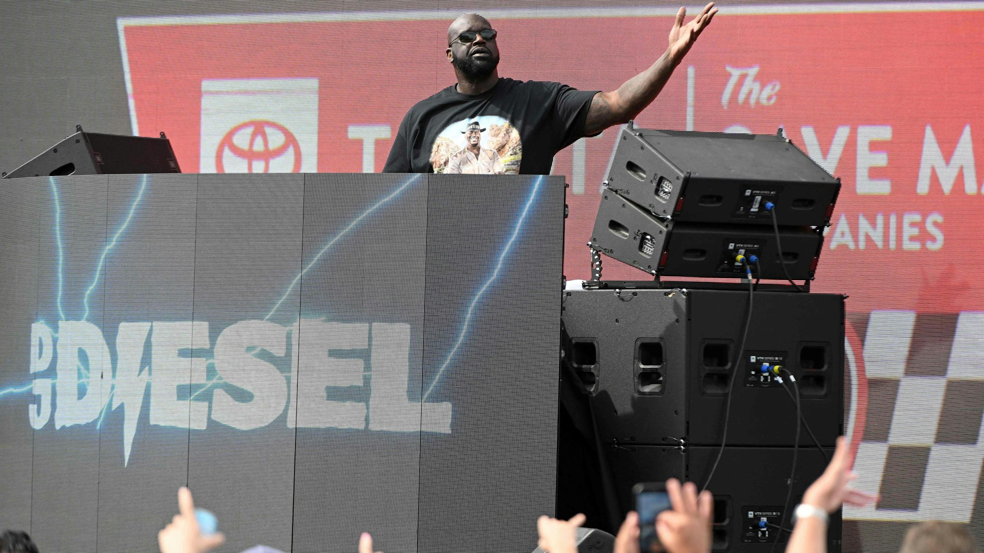 Shaquille O'Neal als DJ Diesel steht auf der Bühne beim Sonoma Raceway im Juni 2023.