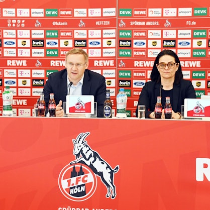 FC-Stiftungs-Leiterin Nicole Fischer sitzt am Geißbockheim während einer Pressekonferenz neben Vizepräsident Eckhard Sauren.