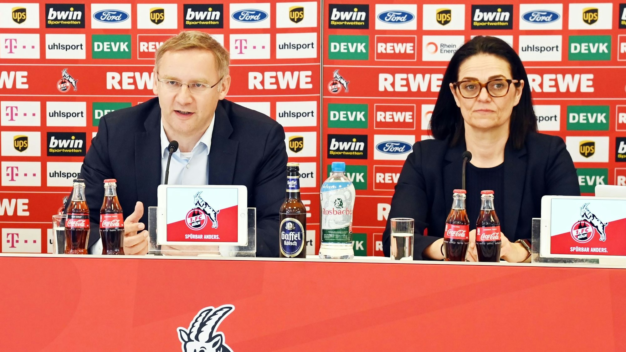 FC-Stiftungs-Leiterin Nicole Fischer sitzt am Geißbockheim während einer Pressekonferenz neben Vizepräsident Eckhard Sauren.