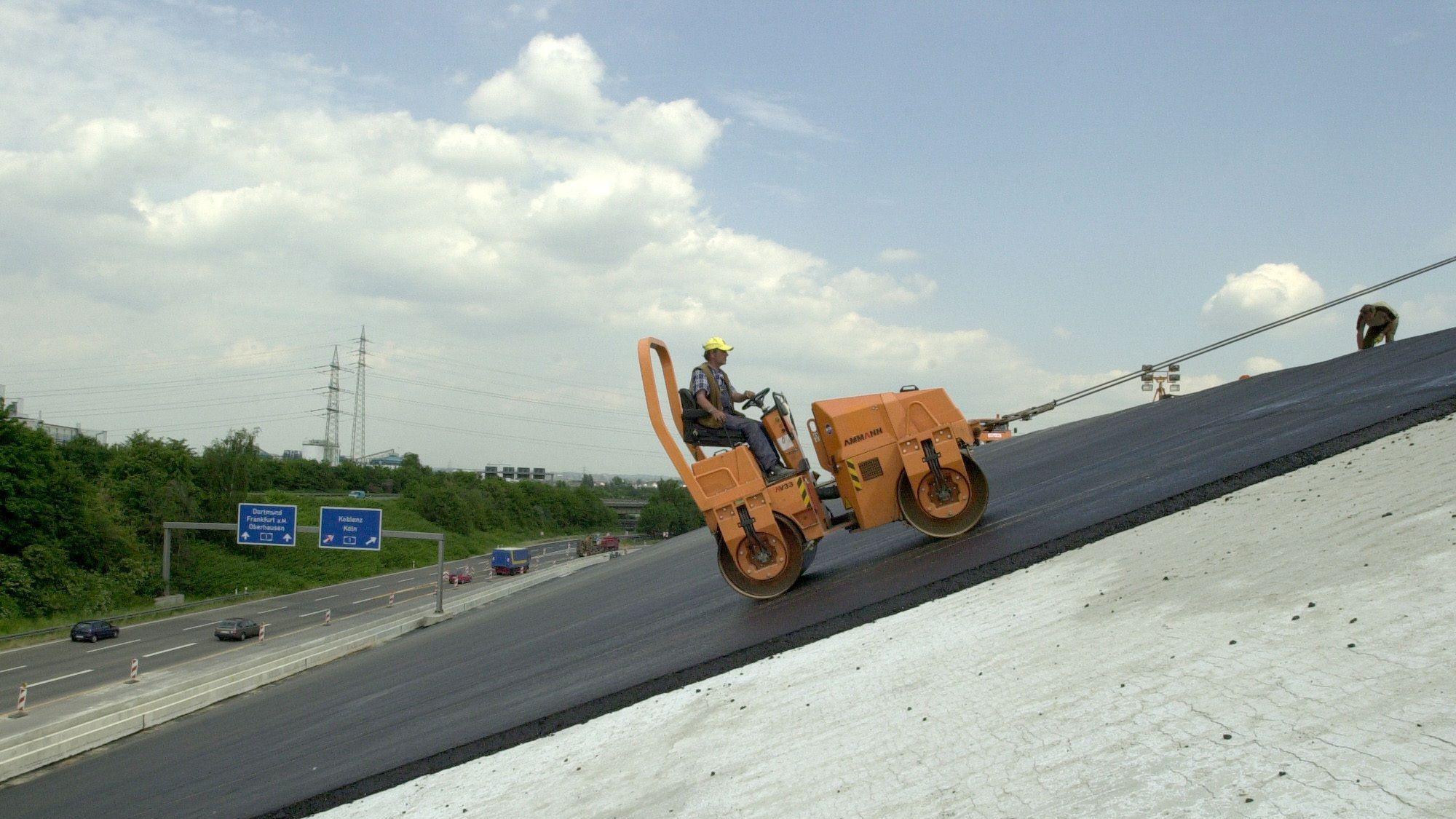 2001 wurde die Dhünnaueunter anderem mit Asphalt abgedichtet.