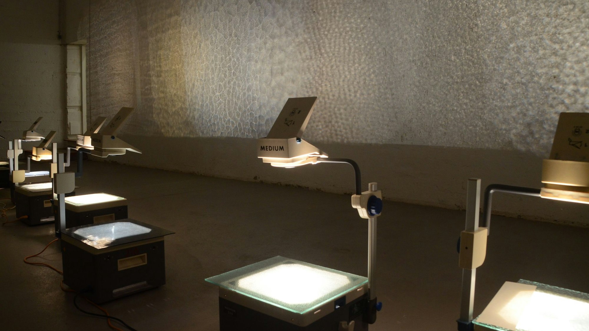 Zu sehen sind die Projektoren, die verschiedene Struktur-Bilder an die Wand werfen.