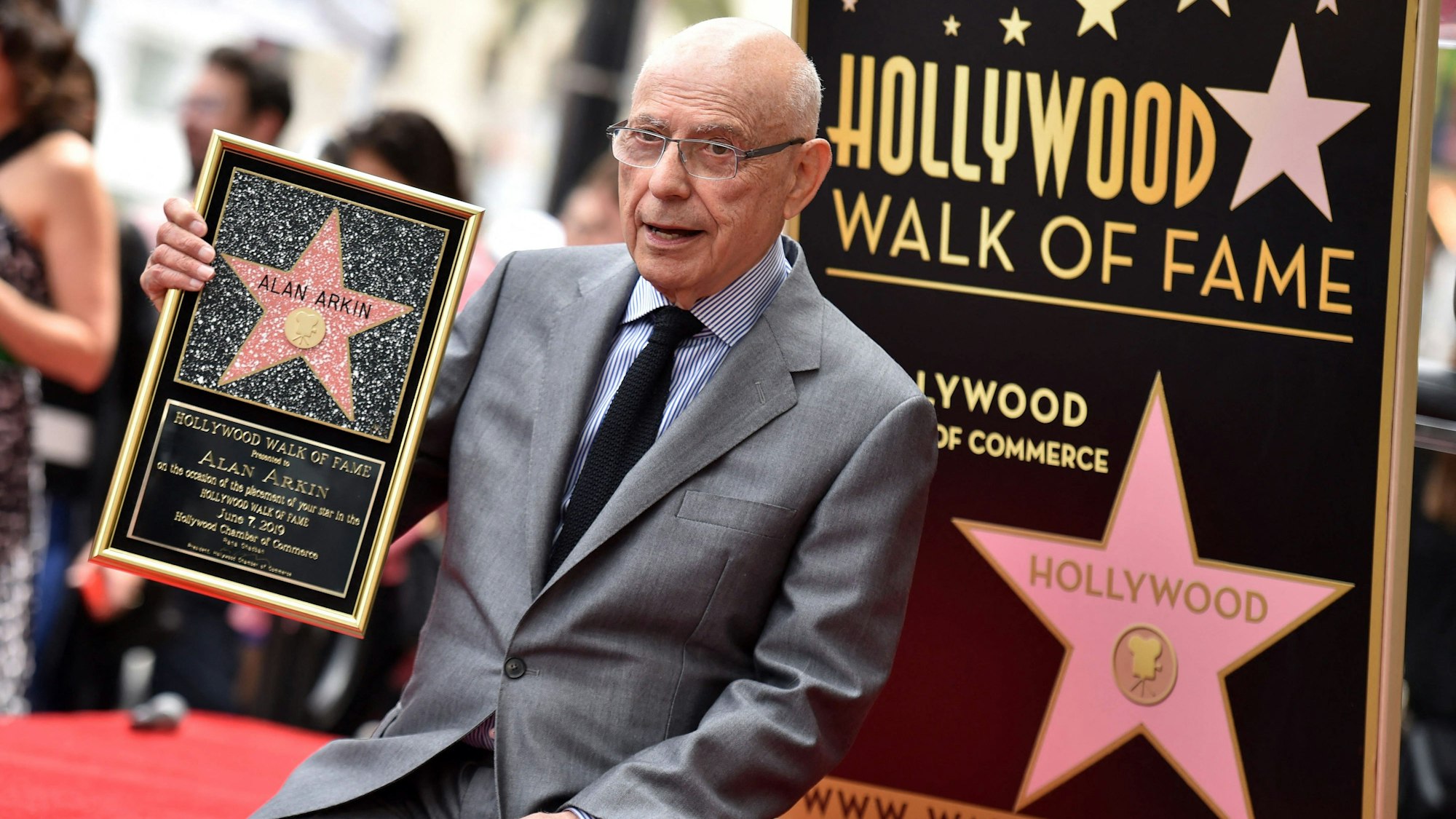 Der US-Schauspieler wurde für „Little Miss Sunshine“ mit einem Oscar ausgezeichnet. Er wurde 89 Jahre alt.