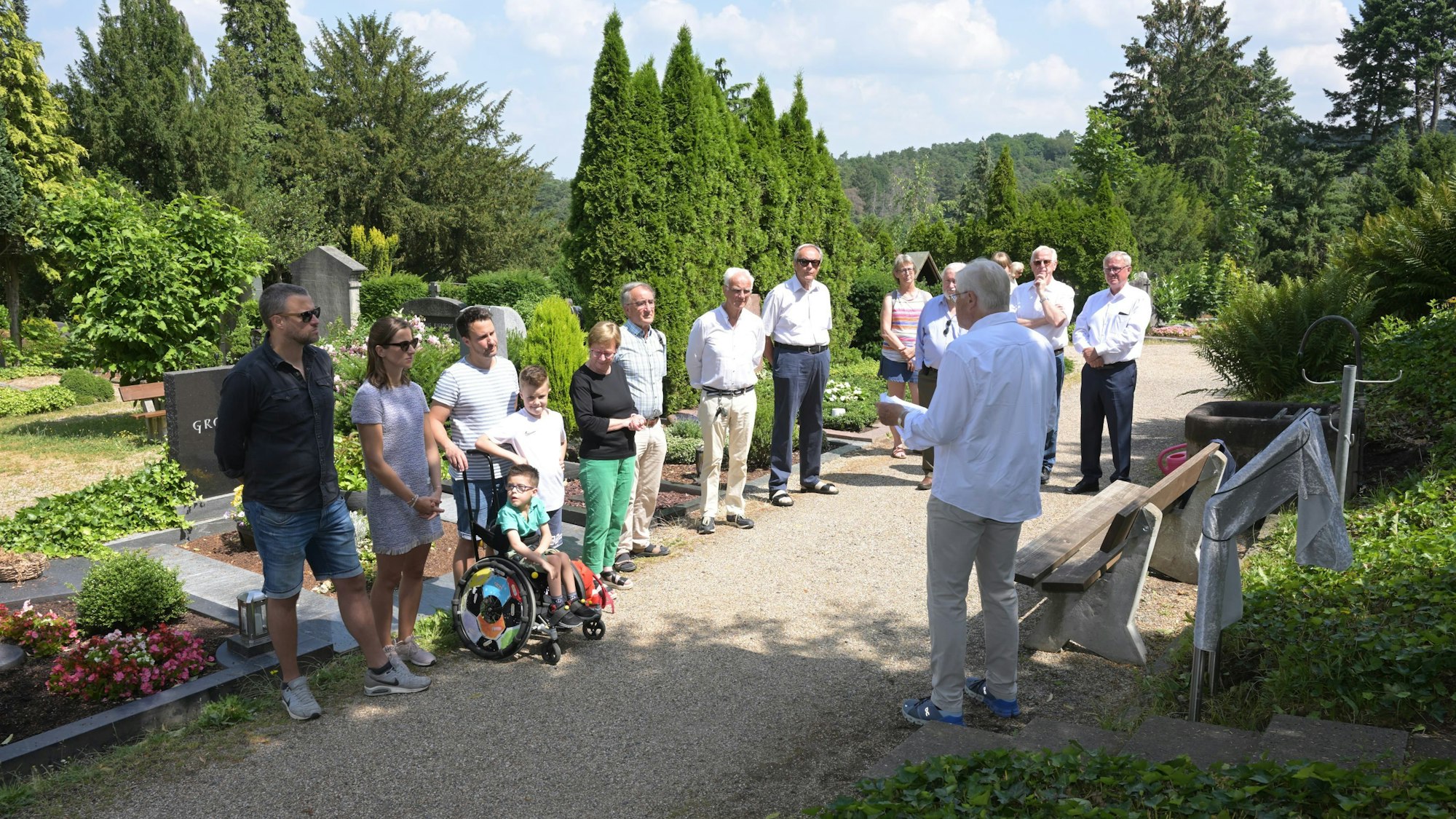 Geschichtsverein enthüllt Stele am Grab des ehemaligen Ministers Lücke