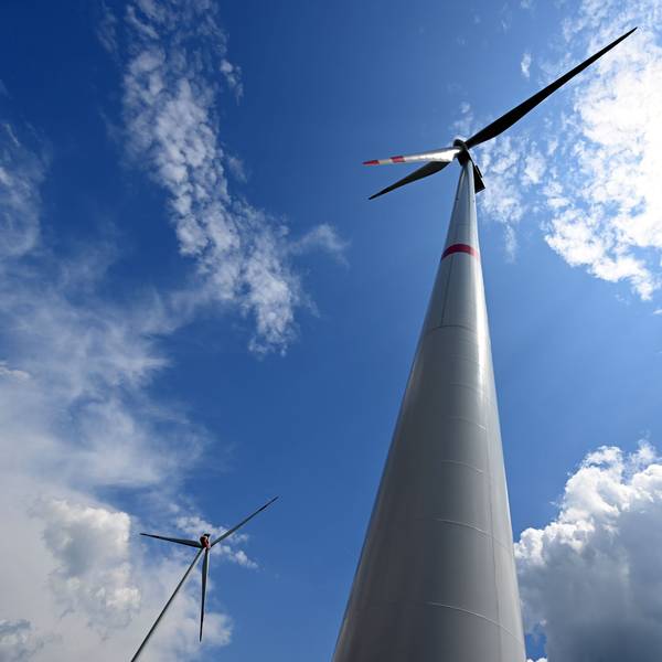 Wolken ziehen über Windräder zur Stromerzeugung. Die Wittgenstein Gruppe sowie der Landesverband Erneuerbare Energien NRW nehmen den seit Herbst 2022 bestehenden Wald-Windpark Arfeld mit vier Windrädern offiziell in Betrieb.