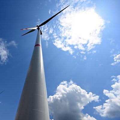 Wolken ziehen über Windräder zur Stromerzeugung. Die Wittgenstein Gruppe sowie der Landesverband Erneuerbare Energien NRW nehmen den seit Herbst 2022 bestehenden Wald-Windpark Arfeld mit vier Windrädern offiziell in Betrieb.
