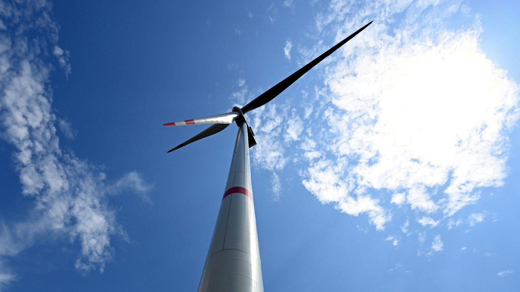 Wolken ziehen über Windräder zur Stromerzeugung. Die Wittgenstein Gruppe sowie der Landesverband Erneuerbare Energien NRW nehmen den seit Herbst 2022 bestehenden Wald-Windpark Arfeld mit vier Windrädern offiziell in Betrieb. +++ dpa-Bildfunk +++