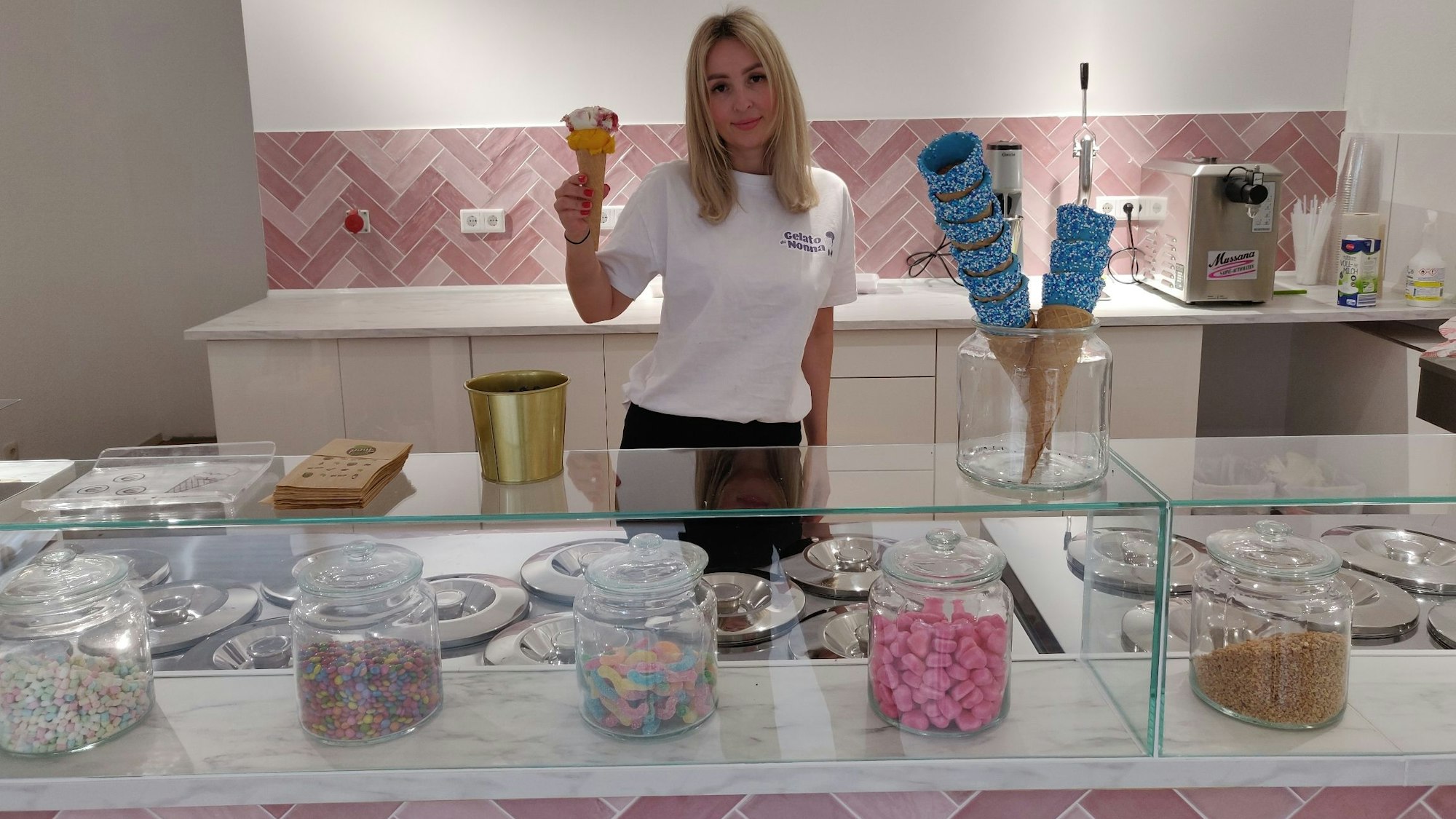 Angelika Szaban hinter der Theke ihres neuen Eiscafés in Leichlingen.