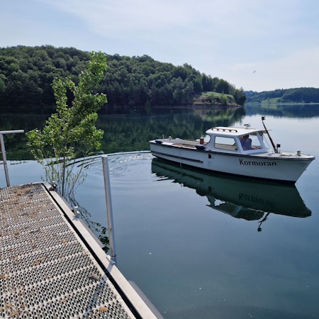 Auf der streng geschützten Talsperre schwimmt ein Elektroboot des Wupperverbands.