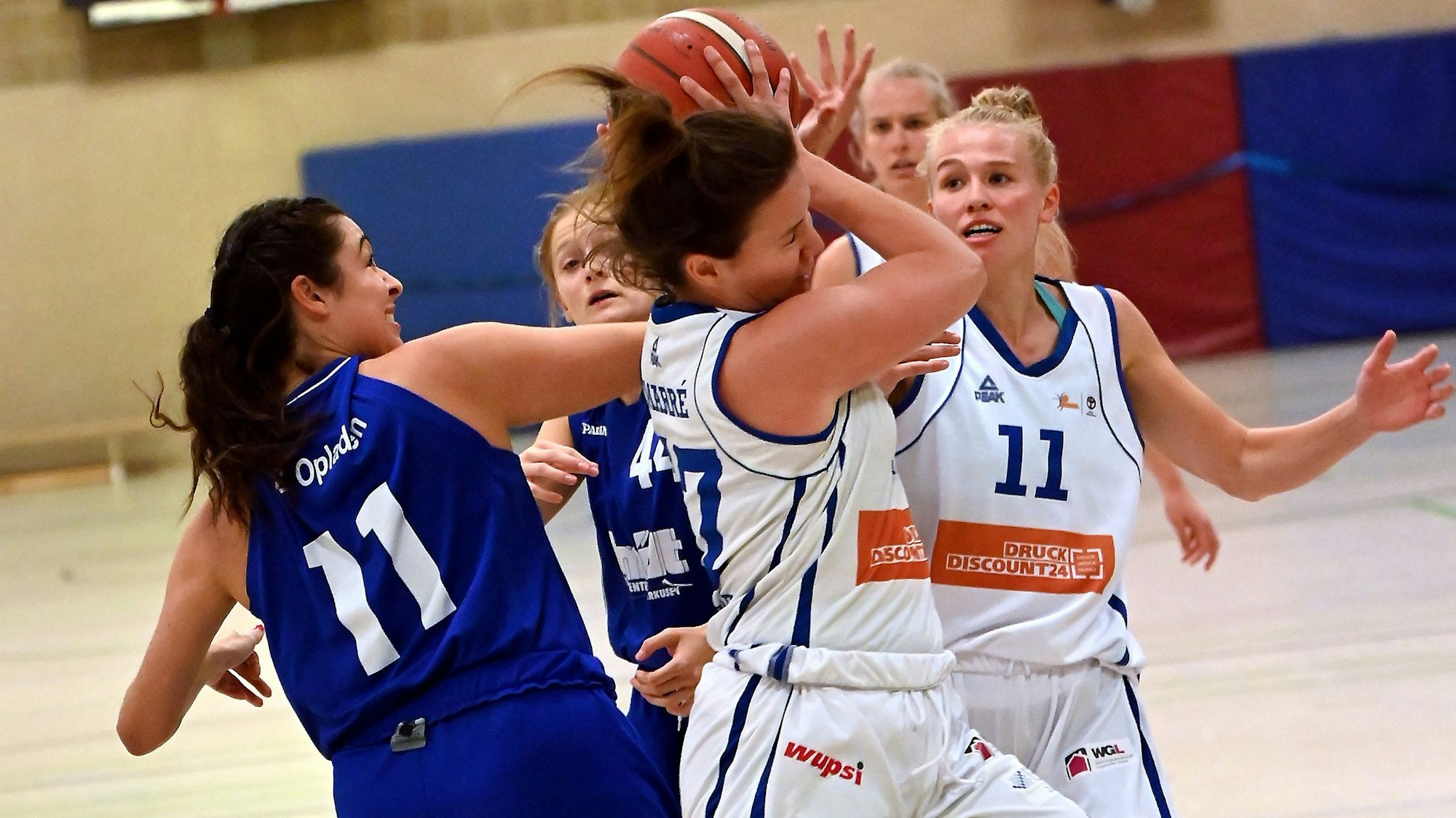 25.09.2022, Basketball-BBZ Opladen - Bad Homburg
mitte: Luca Marre (OPL)
rechts: Leonie Schütter (OPL)
Foto: Uli Herhaus