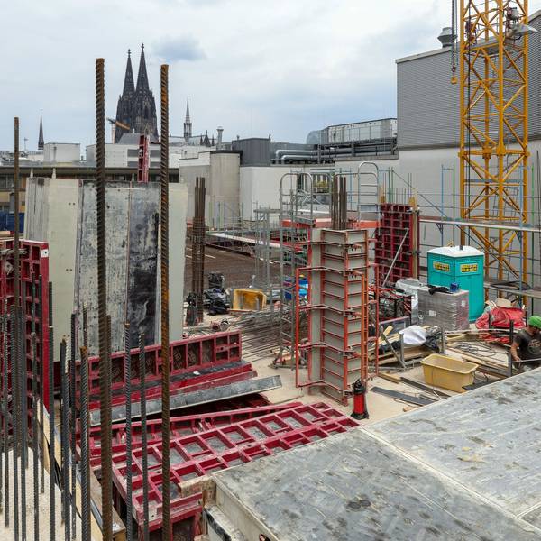 Blick vom Rohbau auf der Schildergasse auf den Dom