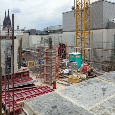 Blick vom Rohbau auf der Schildergasse auf den Dom