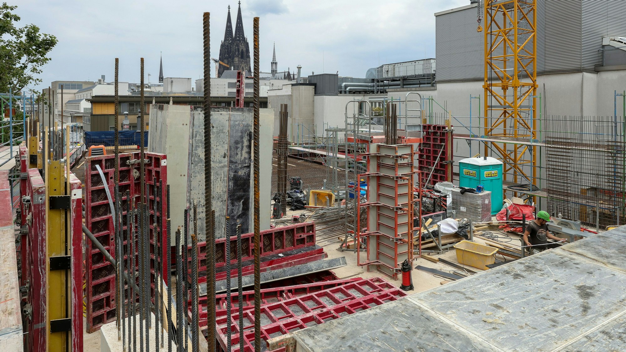 Blick vom Rohbau auf der Schildergasse auf den Dom