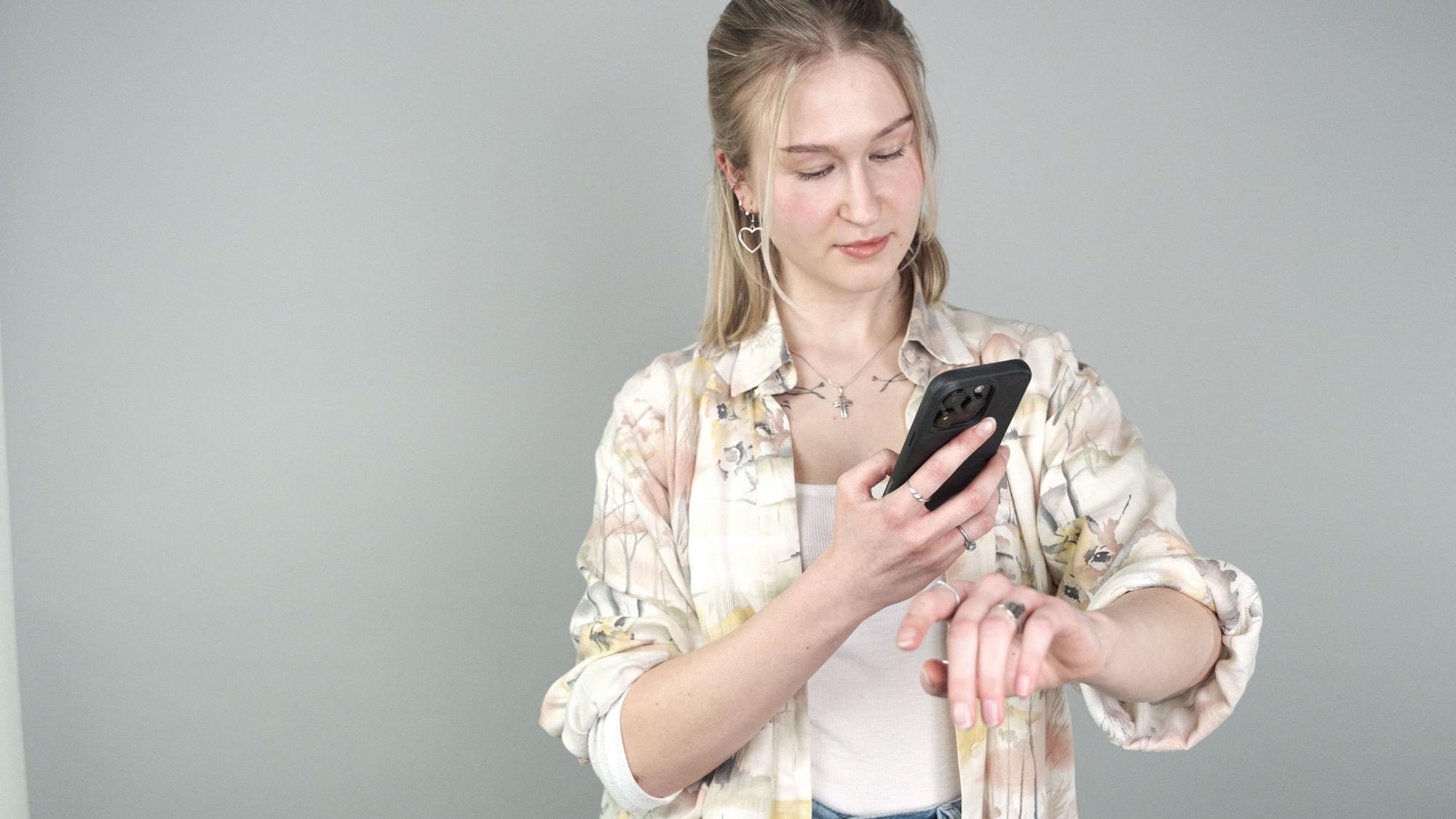 Patientin macht ein Foto von ihrer Haut für die App Dermanostic. Das Düsseldorfer Start-ups entwickelt aus den hochgeladenen Bilder eine KI für die Diagnose von Hautkrankheiten.