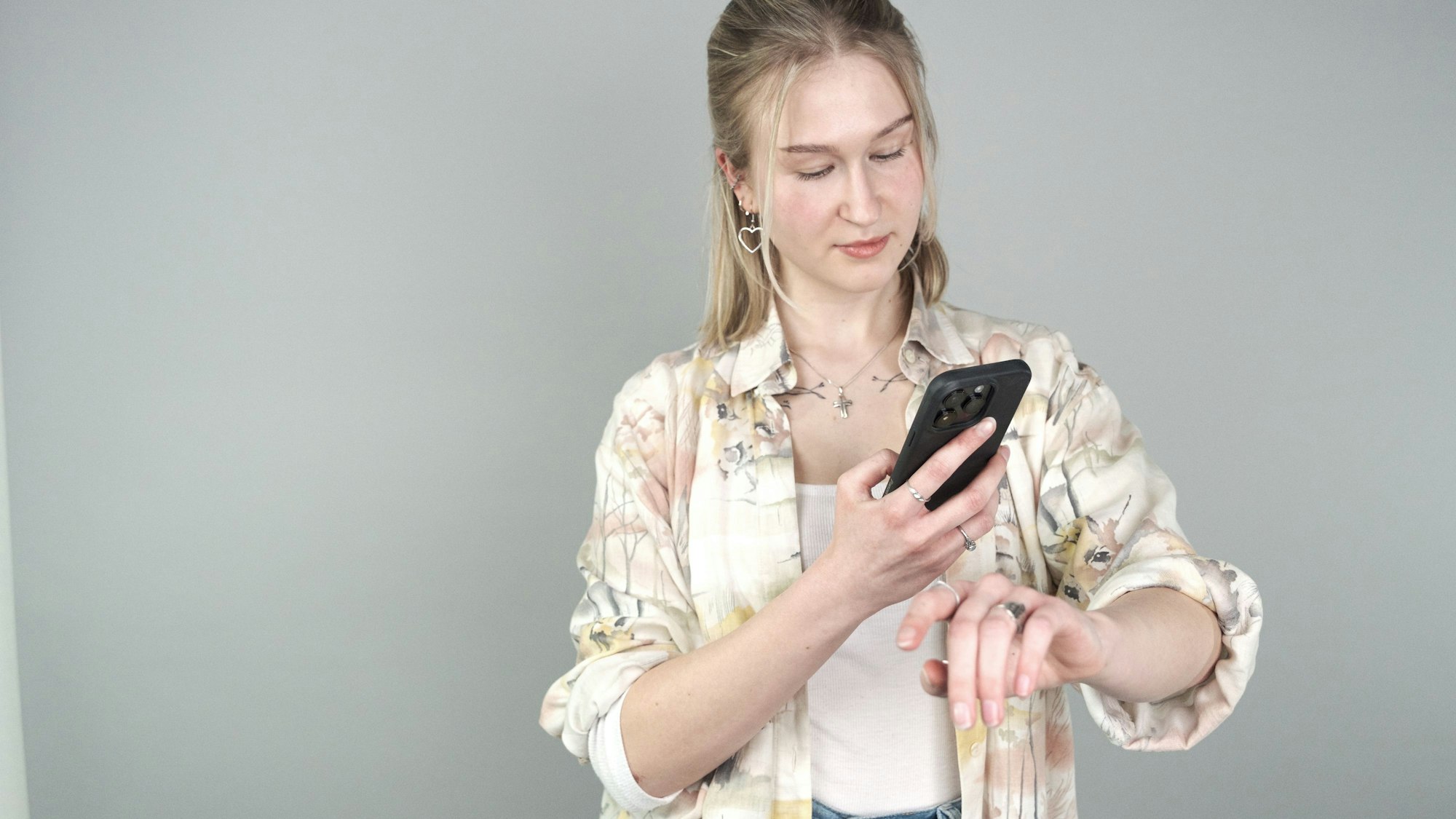 Patientin macht ein Foto von ihrer Haut für die App Dermanostic. Das Düsseldorfer Start-ups entwickelt aus den hochgeladenen Bilder eine KI für die Diagnose von Hautkrankheiten.