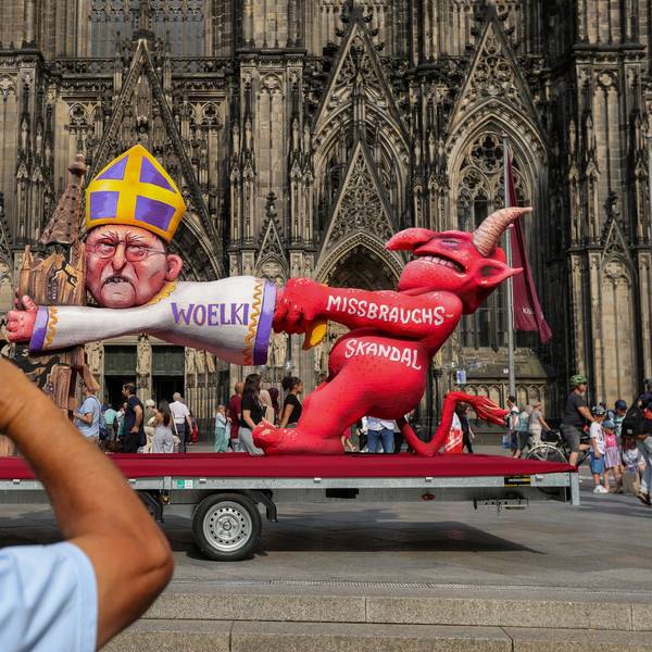 Protestaktion am Freitag vor dem Kölner Dom: Der berühmte Wagenbauer Jacques Tilly kritisiert den Kölner Kardinal Woelki mit einem Persiflagewagen.