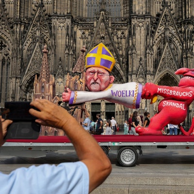 Protestaktion am Freitag vor dem Kölner Dom: Der berühmte Wagenbauer Jacques Tilly kritisiert den Kölner Kardinal Woelki mit einem Persiflagewagen.