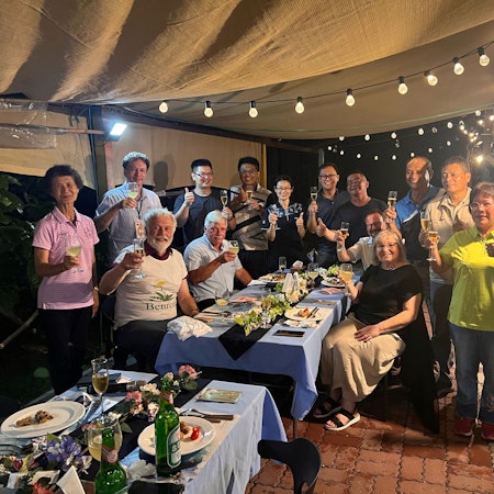 Mit viel „Kampai!“ feiert das Ehepaar Ulrike und Udo Adolphs aus Benroth in der Gemeinde Nümbrecht, den Silber-Titel im Bundeswettbewerb „Unser Dorf hat Zukunft“. Gerade bereisen die beiden Taiwan und befinden sich in Fangliao.