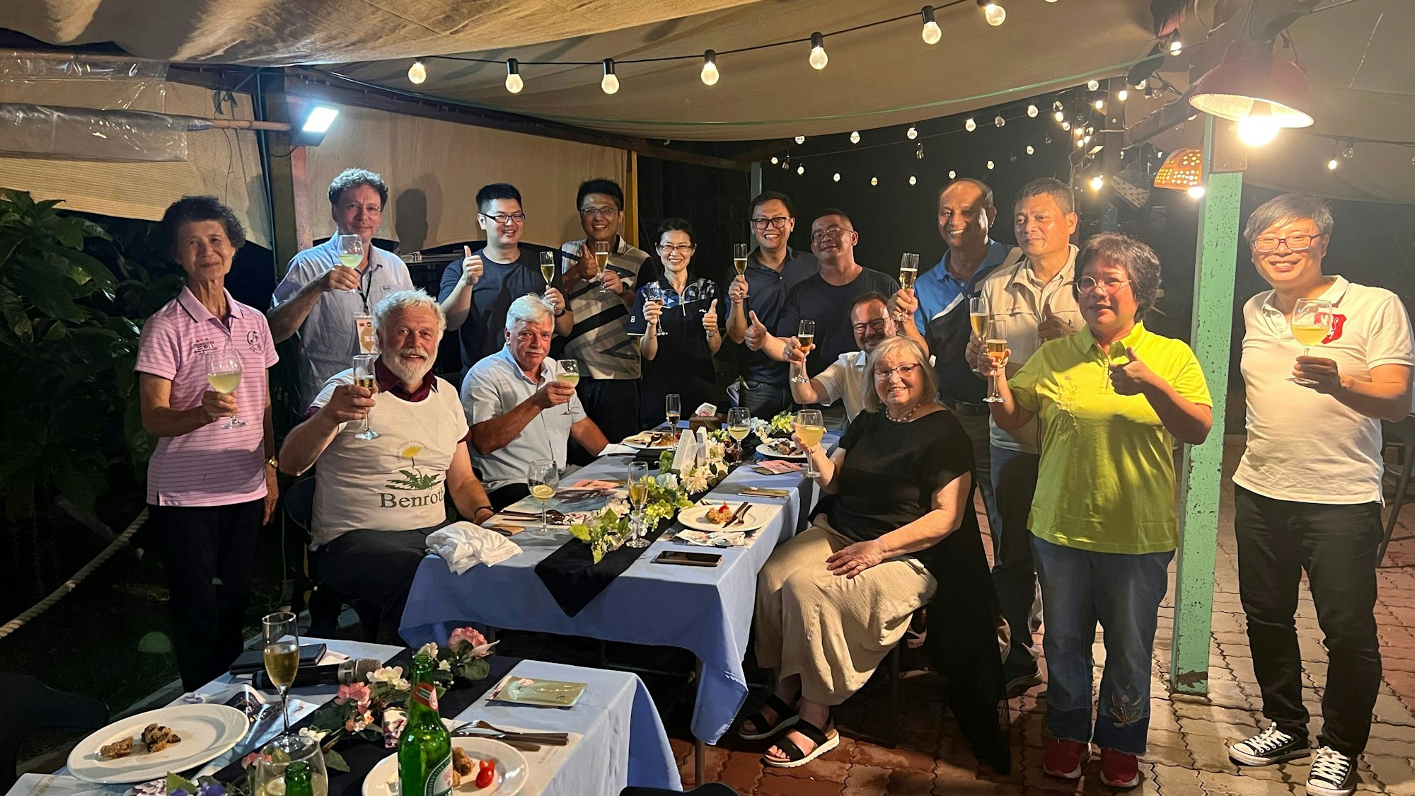 Mit viel „Kampai!“ feiert das Ehepaar Ulrike und Udo Adolphs aus Benroth in der Gemeinde Nümbrecht, den Silber-Titel im Bundeswettbewerb „Unser Dorf hat Zukunft“. Gerade bereisen die beiden Taiwan und befinden sich in Fangliao.