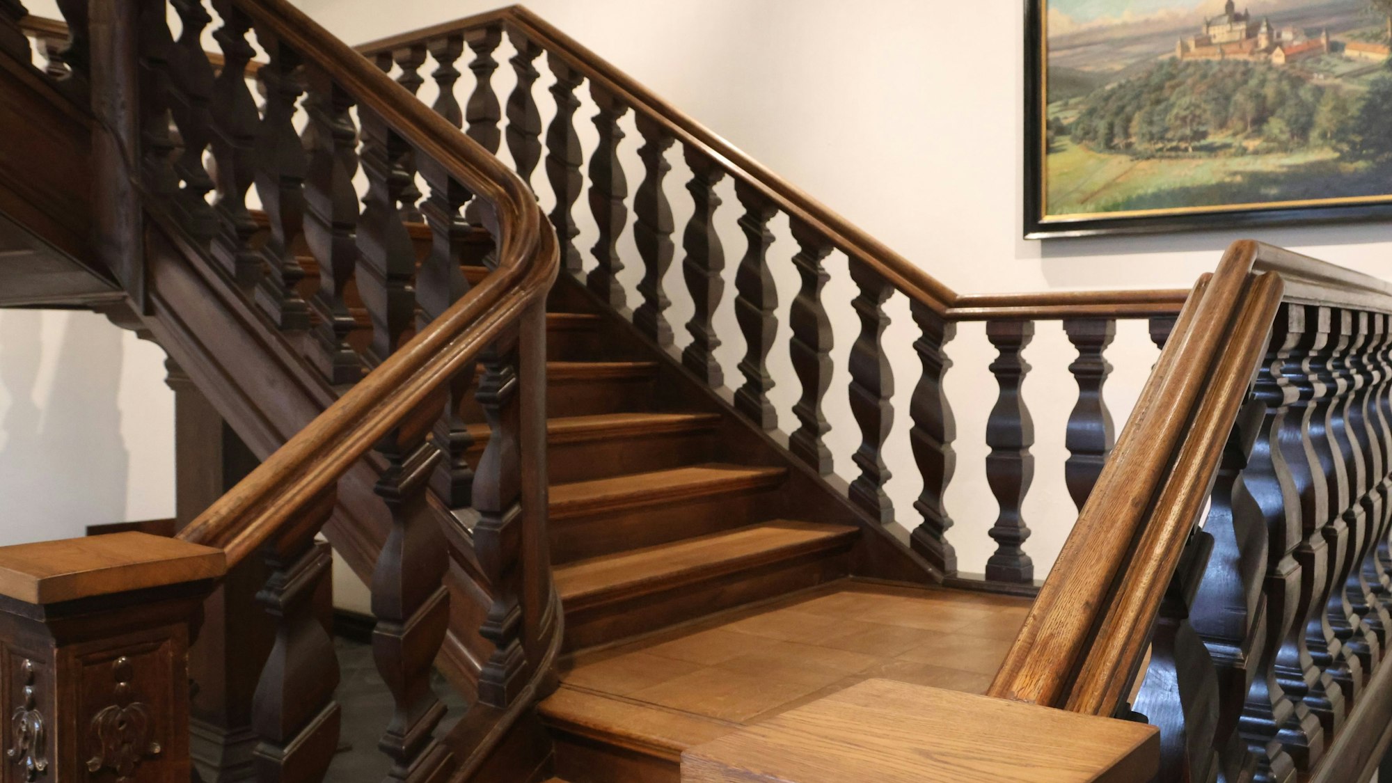 Die Treppe wurde aufwendig renoviert.