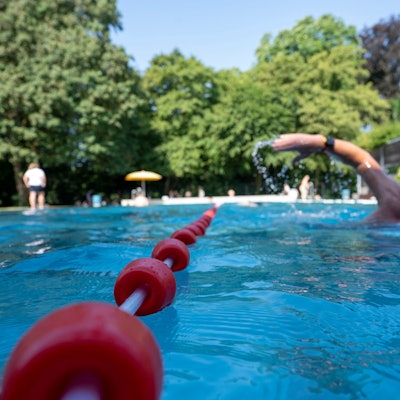Zu sehen ist ein Freibad und ein Schwimmer.