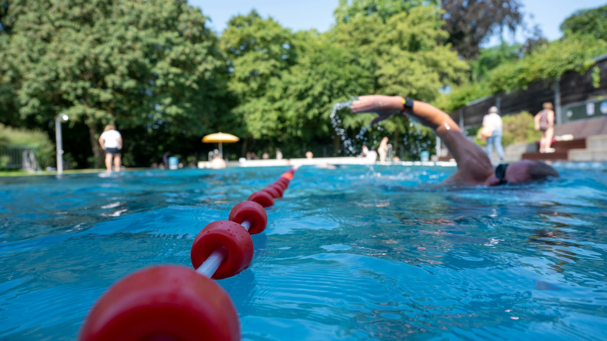 15.06.2023, Köln: Das Freibad Ossendorf. Test der Kölner Freibäder. Foto: Uwe Weiser