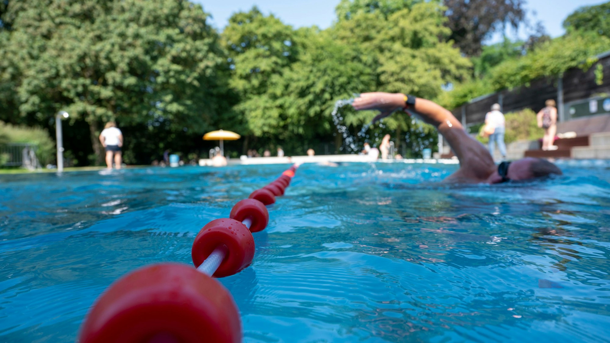 15.06.2023, Köln: Das Freibad Ossendorf. Test der Kölner Freibäder. Foto: Uwe Weiser