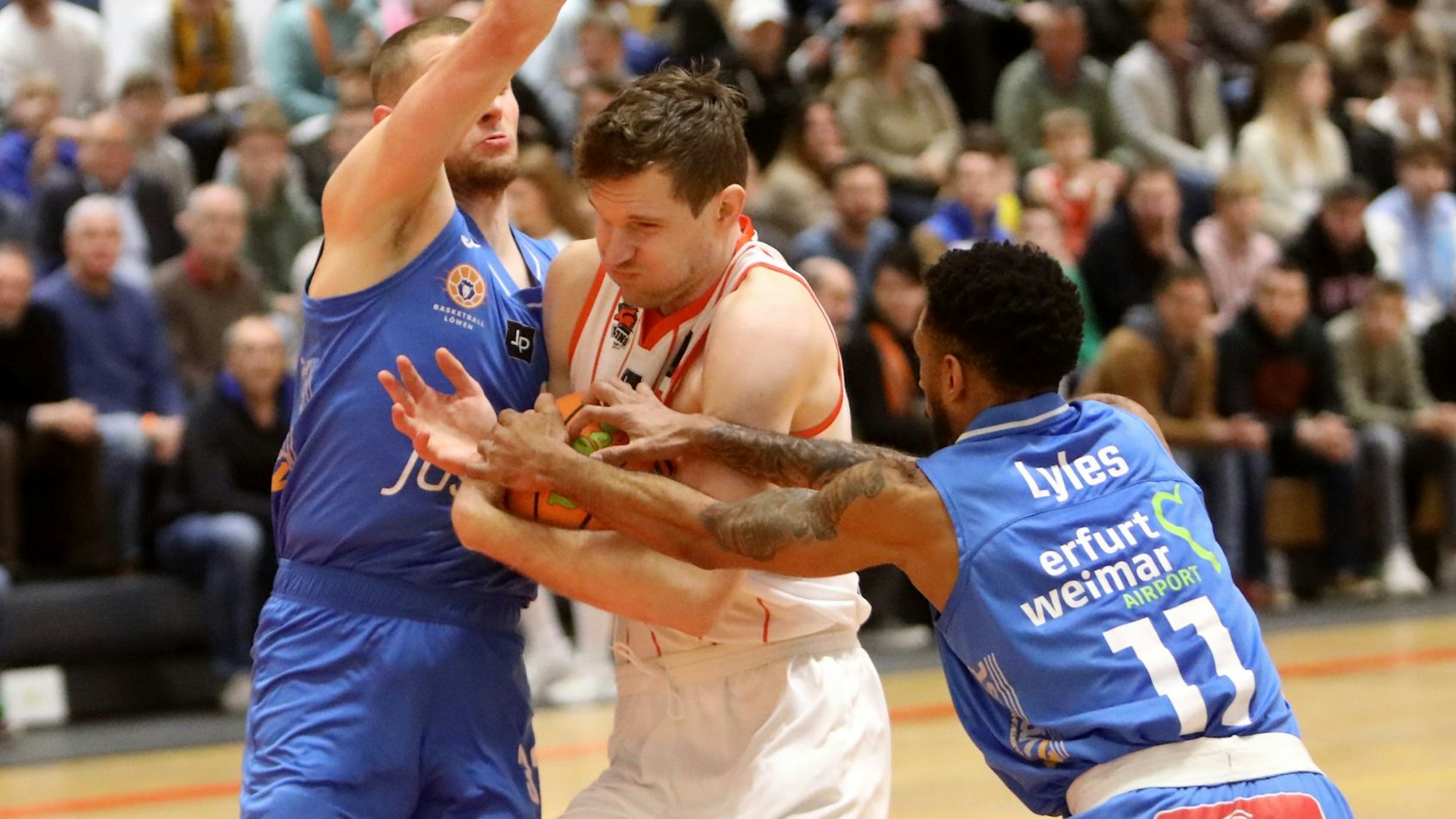 Florian Koch (Mitte) von den Dragons Rhöndorf