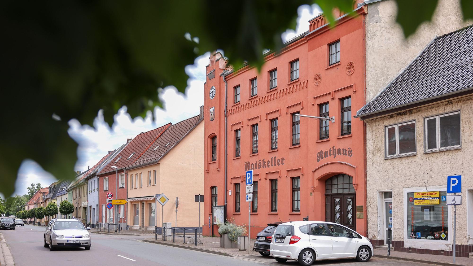 29.06.2023, Sachsen-Anhalt, Raguhn-Jeßnitz: Das Rathaus der Gemeinde Raguhn-Jeßnitz. Nach ihrem Erfolg im südthüringischen Sonneberg will die AfD nun in Sachsen-Anhalt den ersten Bürgermeister des Landes stellen.. Foto: Jan Woitas/dpa +++ dpa-Bildfunk +++