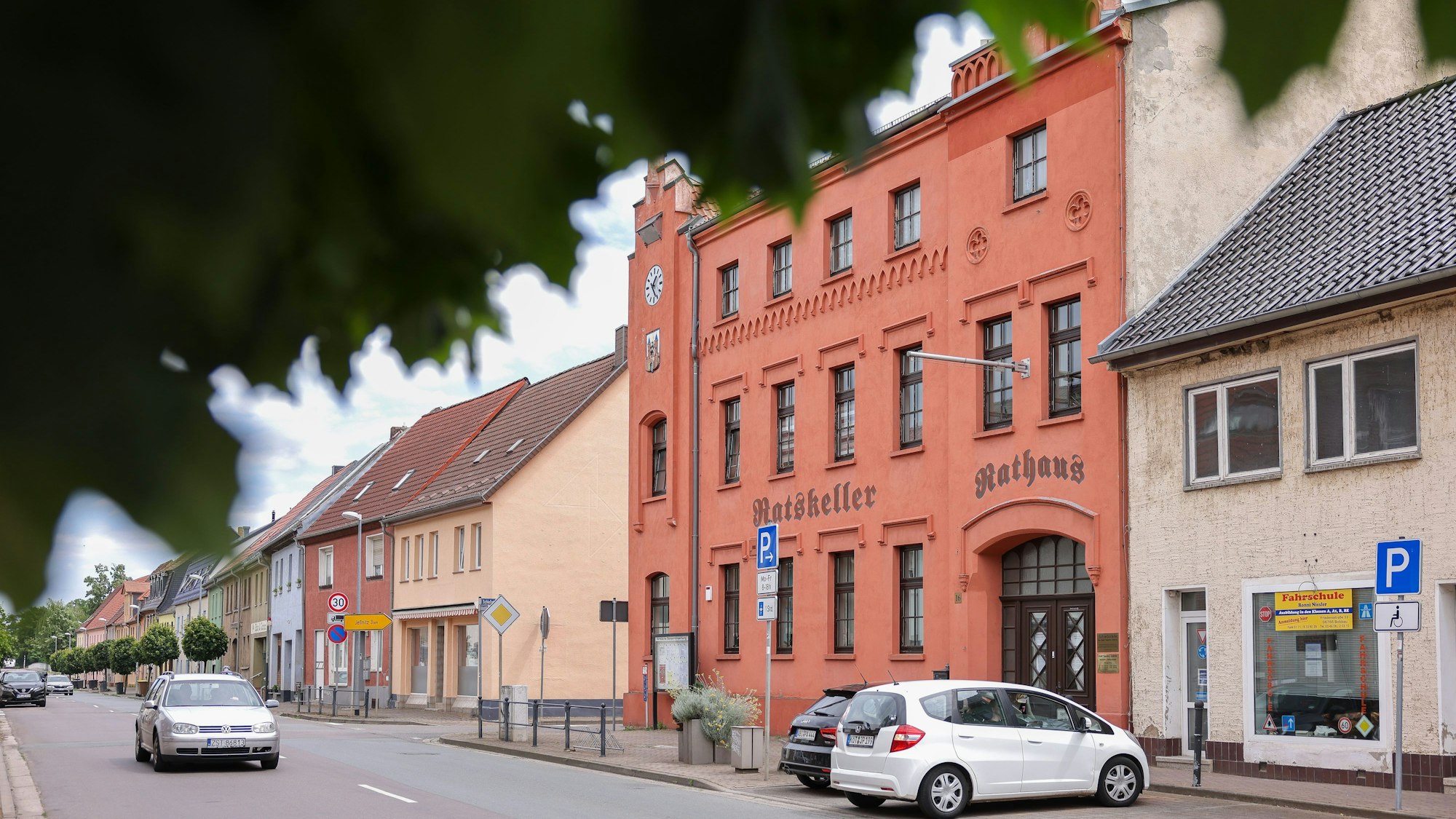 29.06.2023, Sachsen-Anhalt, Raguhn-Jeßnitz: Das Rathaus der Gemeinde Raguhn-Jeßnitz. Nach ihrem Erfolg im südthüringischen Sonneberg will die AfD nun in Sachsen-Anhalt den ersten Bürgermeister des Landes stellen.. Foto: Jan Woitas/dpa +++ dpa-Bildfunk +++