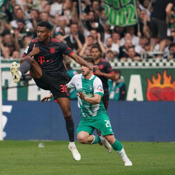 Bayerns Ryan Gravenberch (l.) und Bremens Romano Schmid kämpfen um den Ball.