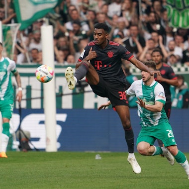 Bayerns Ryan Gravenberch (l.) und Bremens Romano Schmid kämpfen um den Ball.