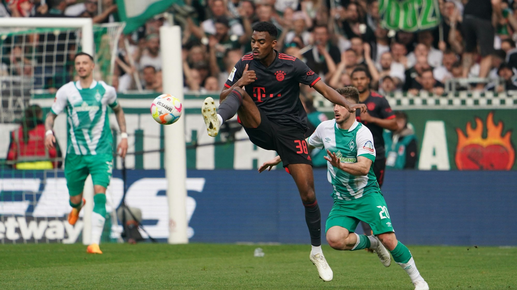 Bayerns Ryan Gravenberch (l.) und Bremens Romano Schmid kämpfen um den Ball.