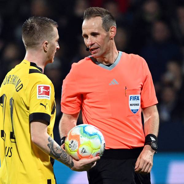 Dortmunds Marco Reus (l) spricht mit Schiedsrichter Sascha Stegemann.