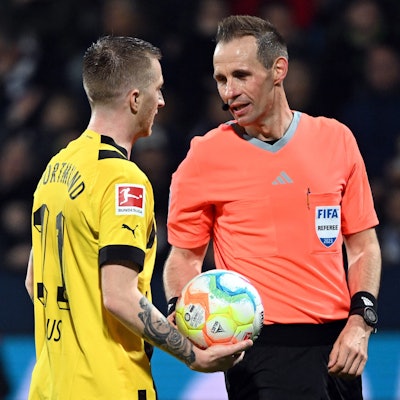Dortmunds Marco Reus (l) spricht mit Schiedsrichter Sascha Stegemann.