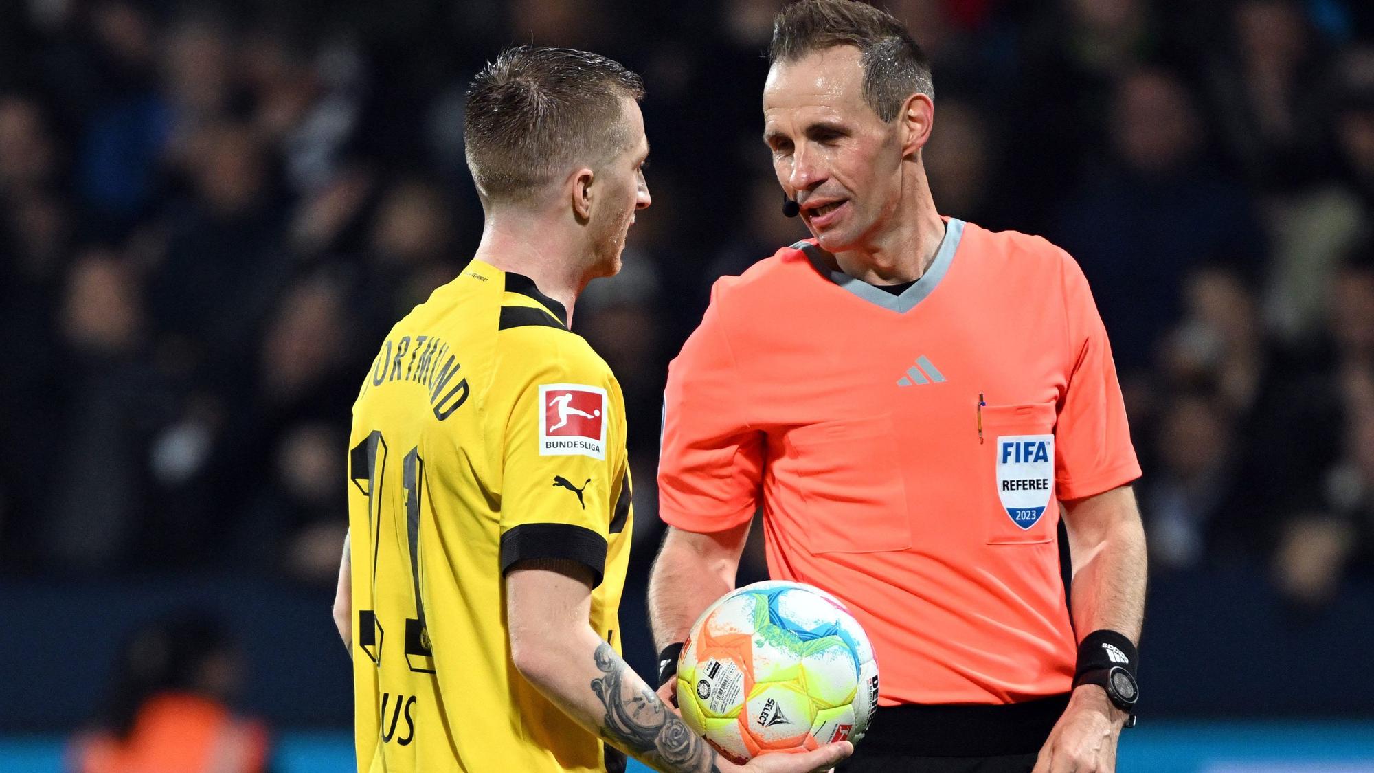 Dortmunds Marco Reus (l) spricht mit Schiedsrichter Sascha Stegemann.