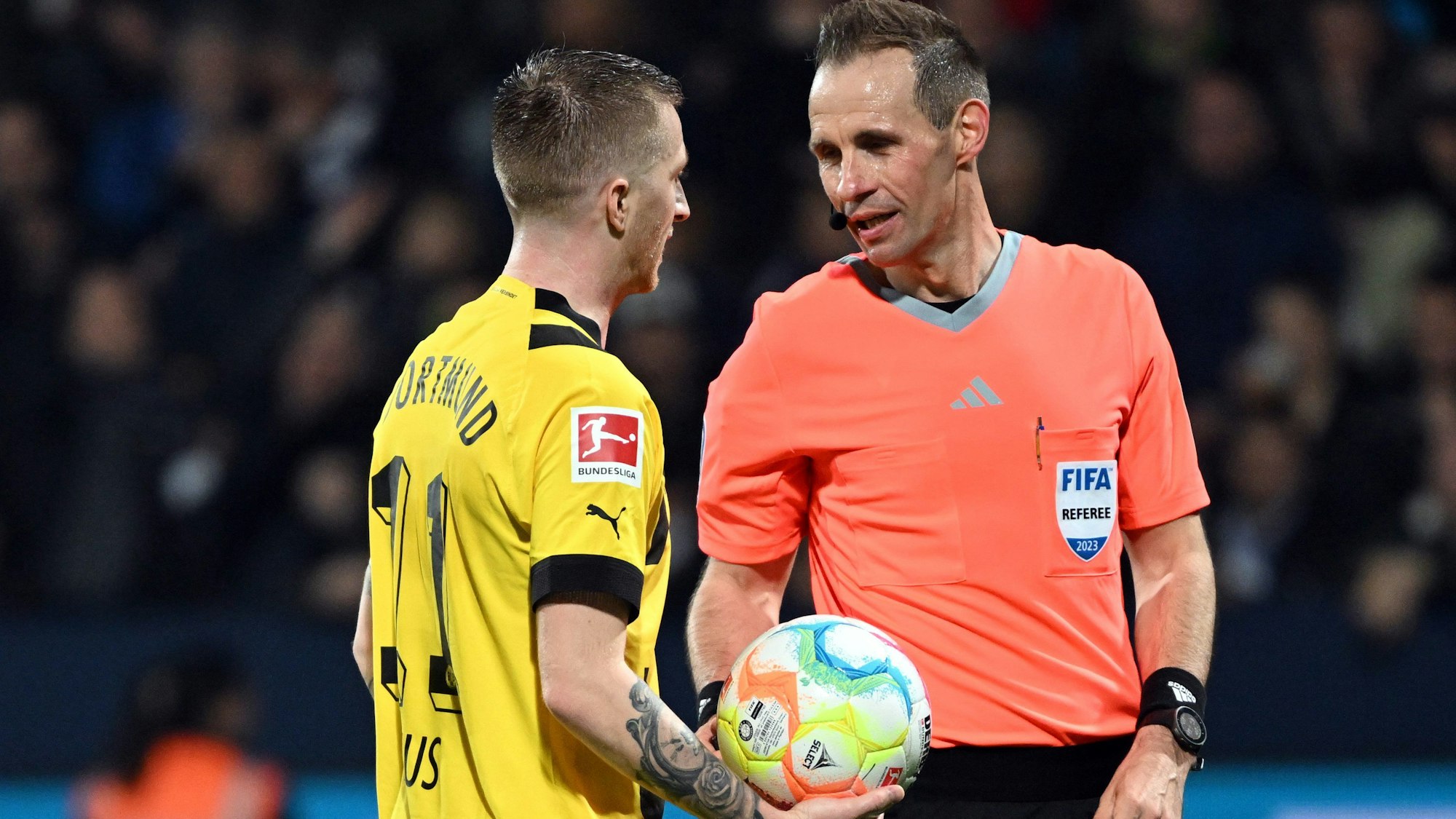 Dortmunds Marco Reus (l) spricht mit Schiedsrichter Sascha Stegemann.